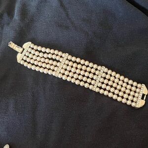 Elegant Pearl Bracelet with Gold and Rhinestone Detailing